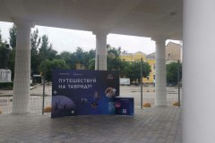 feodosiya-stojka-s-tumboj-mezhdu-kolonnami-2-ekz